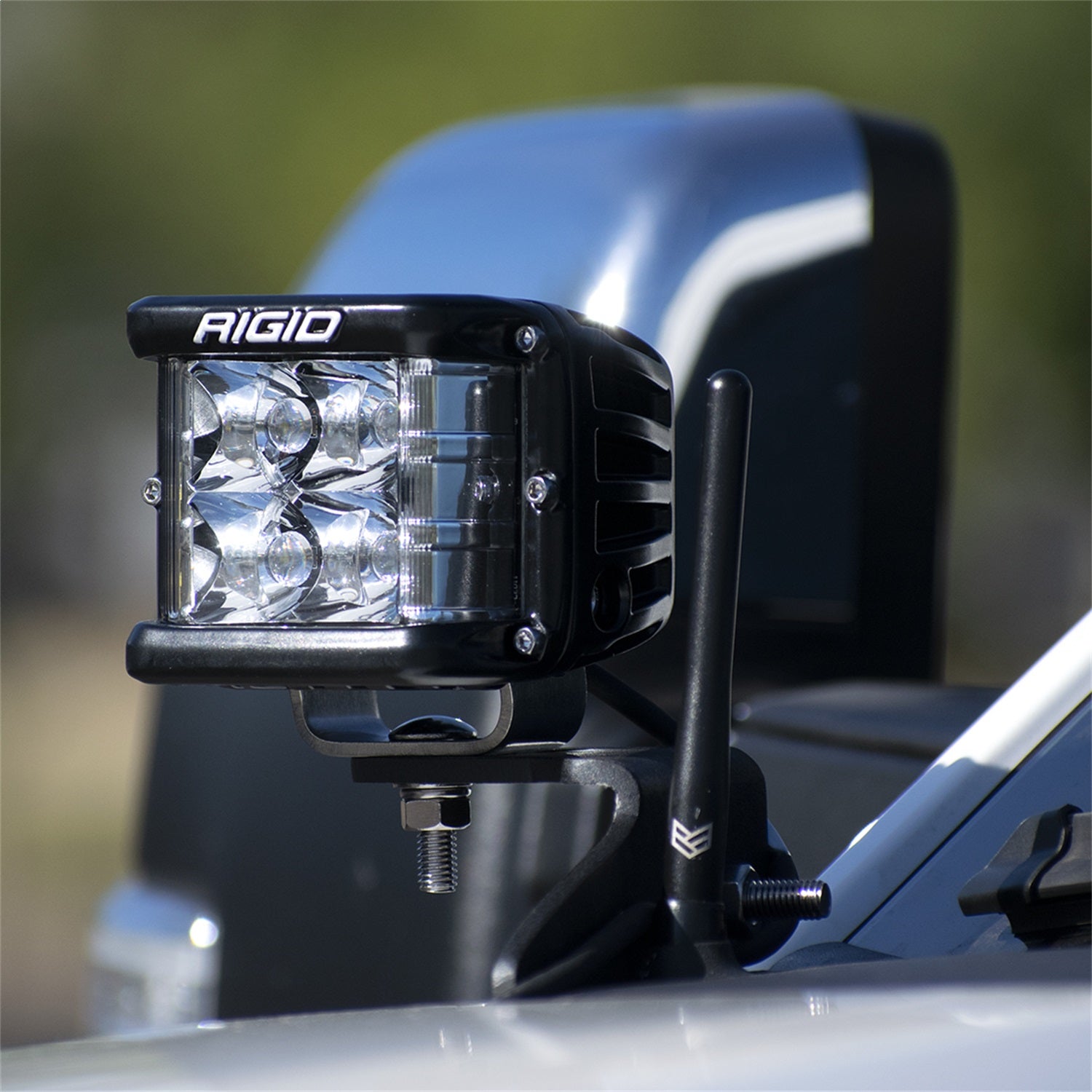 46735-Ford_SuperDuty_2020_2B_A-Pillar_Mount-Lifestyle-01.jpg